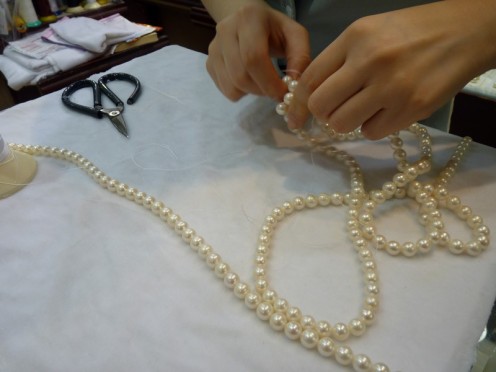P1120333 496x372 Enfiler des perles...