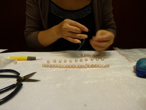 P1120392 496x372 Enfiler des perles...