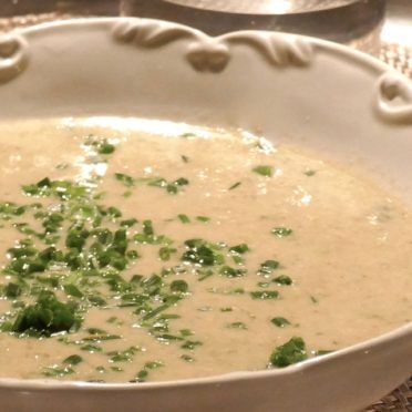 Potage printanier à la semoule, salade verte et piment d'espelette