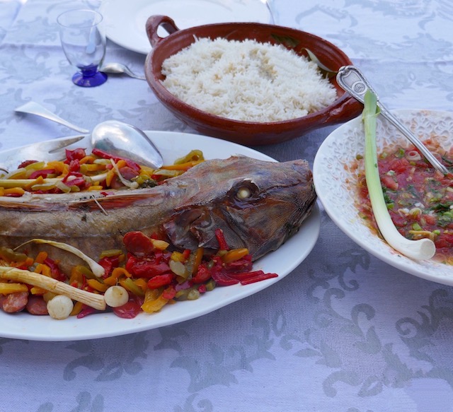 rouget grondin aux poivrons et au chorizo , rougail tomate