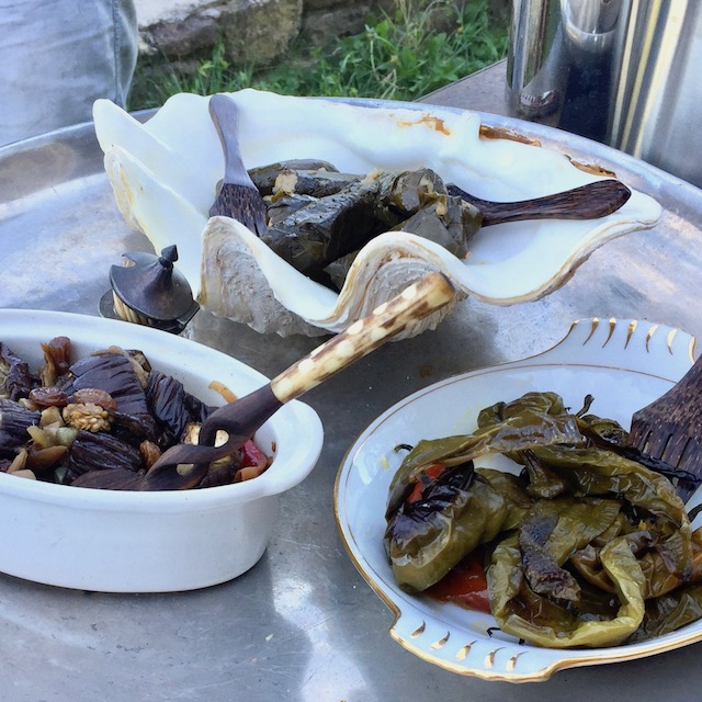 feuilles de vignes farcies, aubergines à ma façon & pimientos grillés